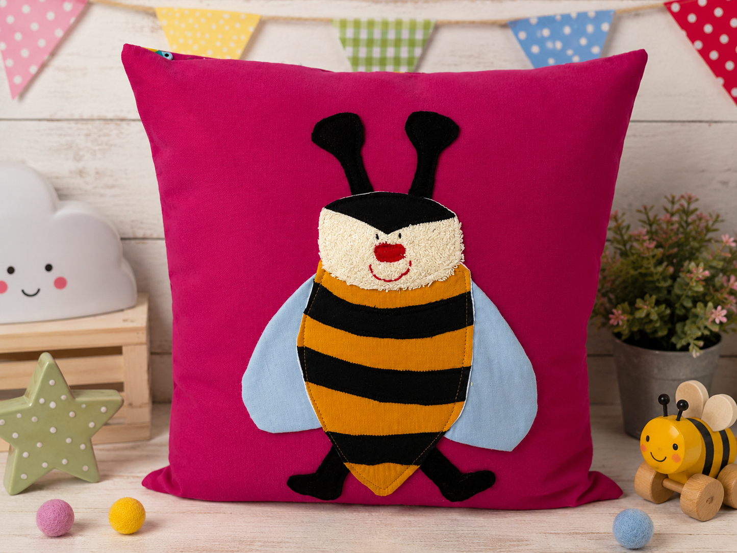 Reisekissen für Mädchen mit Biene – Kuschelkissen Pink 30x30 cm | Handgemachtes Kinderkissen