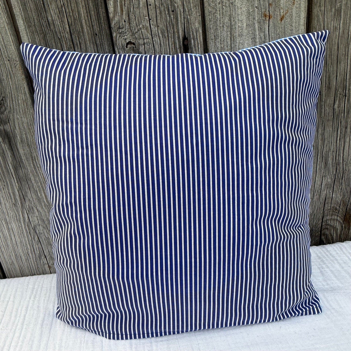 Dackel Kissen mit Namen – hellblau gestreift, 40 × 40 cm