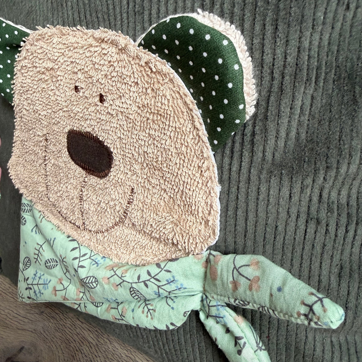 Bärenkissen aus dunkelgrünem Cord | 40 × 40 cm