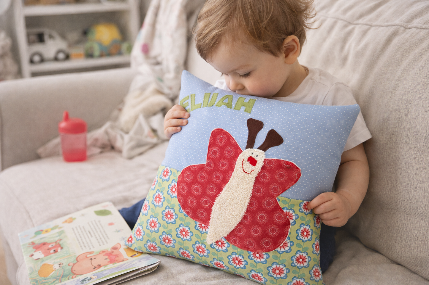 Kissen personalisiert mit Namen -Handgemachtes Babygeschenk zur Geburt mit Schmetterling