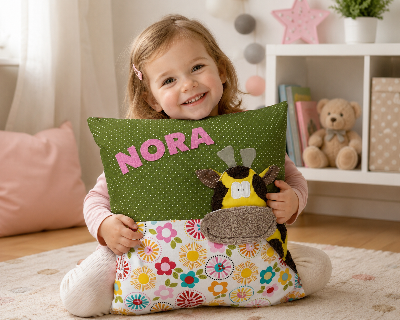 Personalisiertes Kuschelkissen mit 
Giraffe als Lifestylebild mit einem kleinen Mädchen im Kinderzimmer 