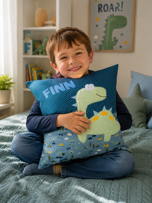 „Kuschelkissen Dino mit Name – Handgemachtes Namenskissen 40x40 cm, Geschenkidee für Kinderzimmer“