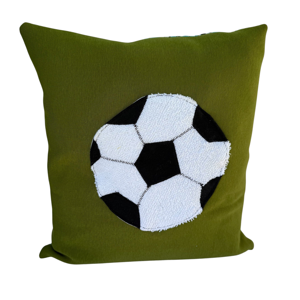 Kissen Fußball, Reisekissen Junge, Reisekissen für Kinder in grünem Sweat mit flauschig appliziertem Fußball 
