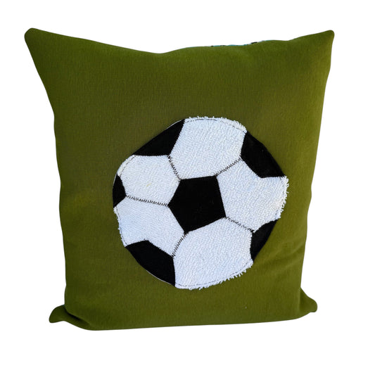 Kissen Fußball, Reisekissen Junge, Reisekissen für Kinder in grünem Sweat mit flauschig appliziertem Fußball 
