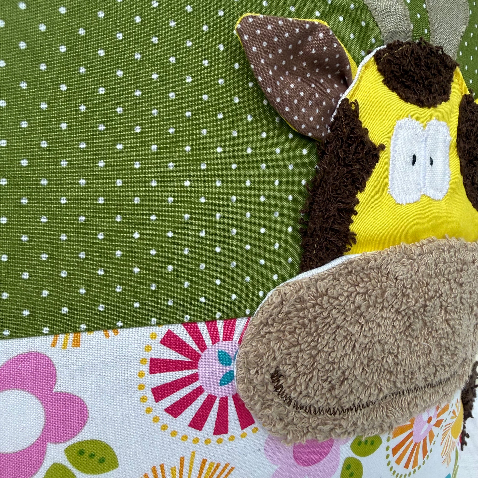 Seitliche Nahaufnahme der gelben Giraffenapplikation vom Kissen Giraffe