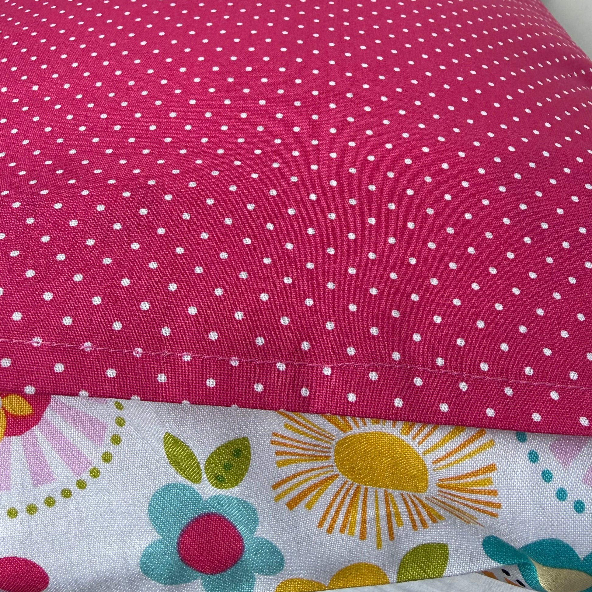 Hotelverschluss der Kissenrückseite in pink gepunktet vom Kuschelkissen Giraffenmotiv