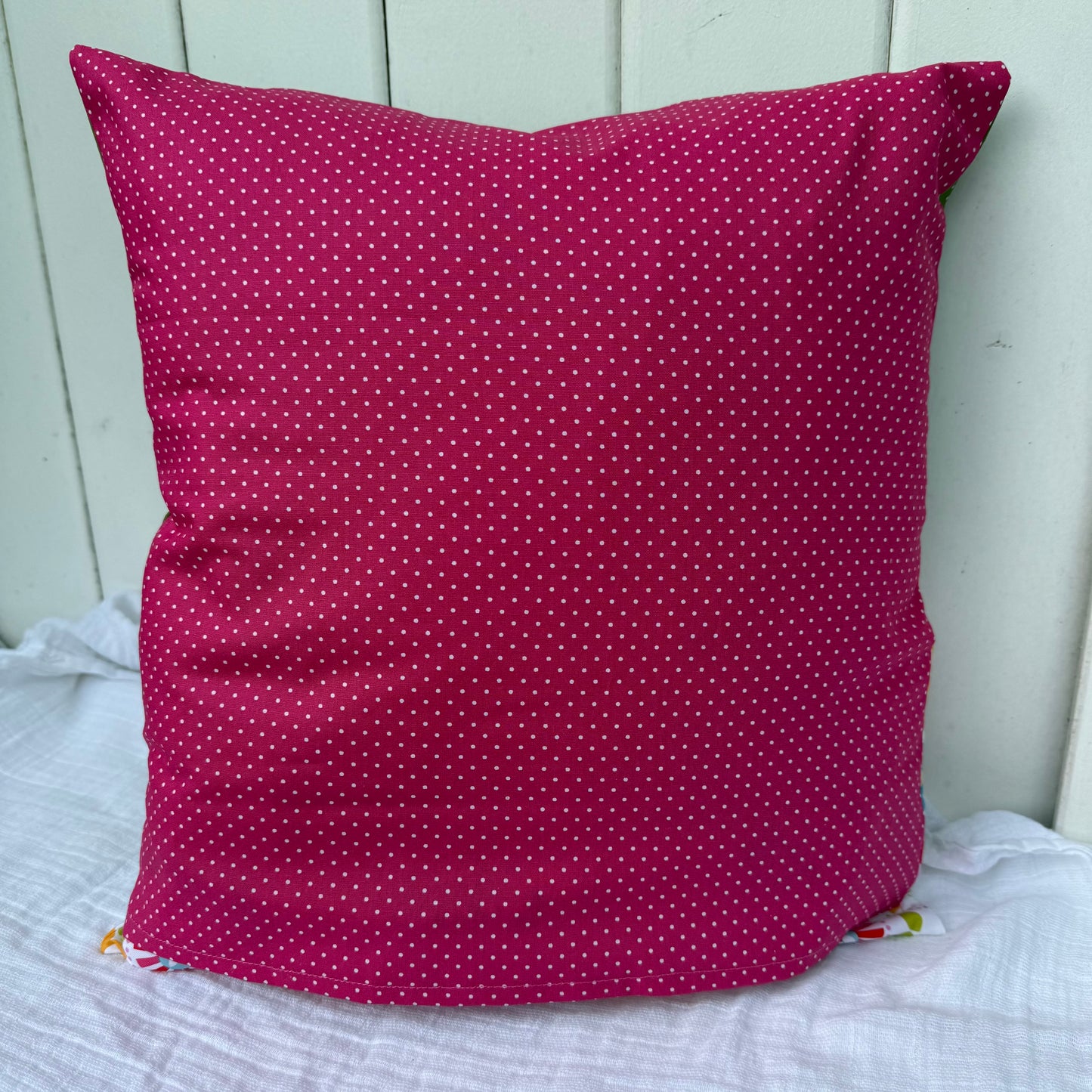 Pink gepunktete Rückseite vom Kinderkissen Giraffe ,
 100 % Baumwolle