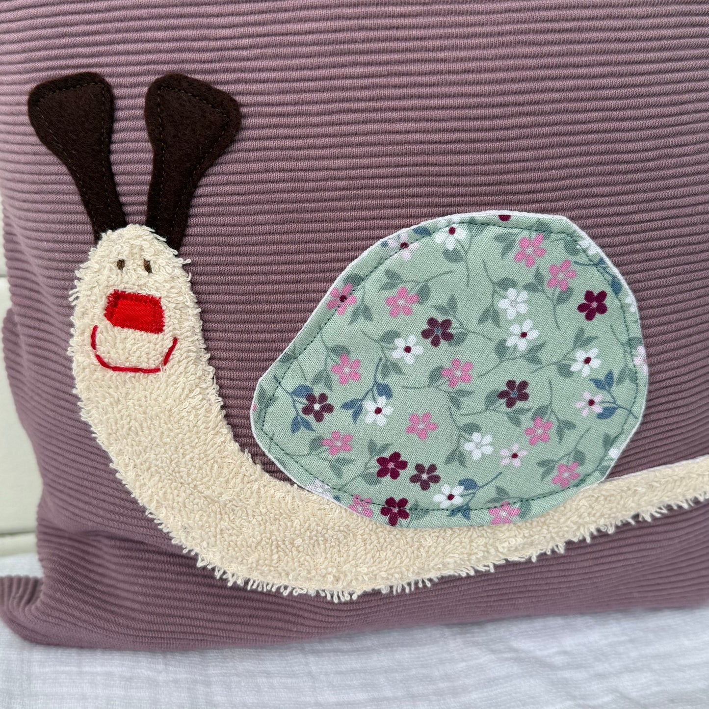 Reisekissen für Kinder Schnecke | Kinderkissen für Auto & Urlaub | Geschenk zum ersten Geburtstag