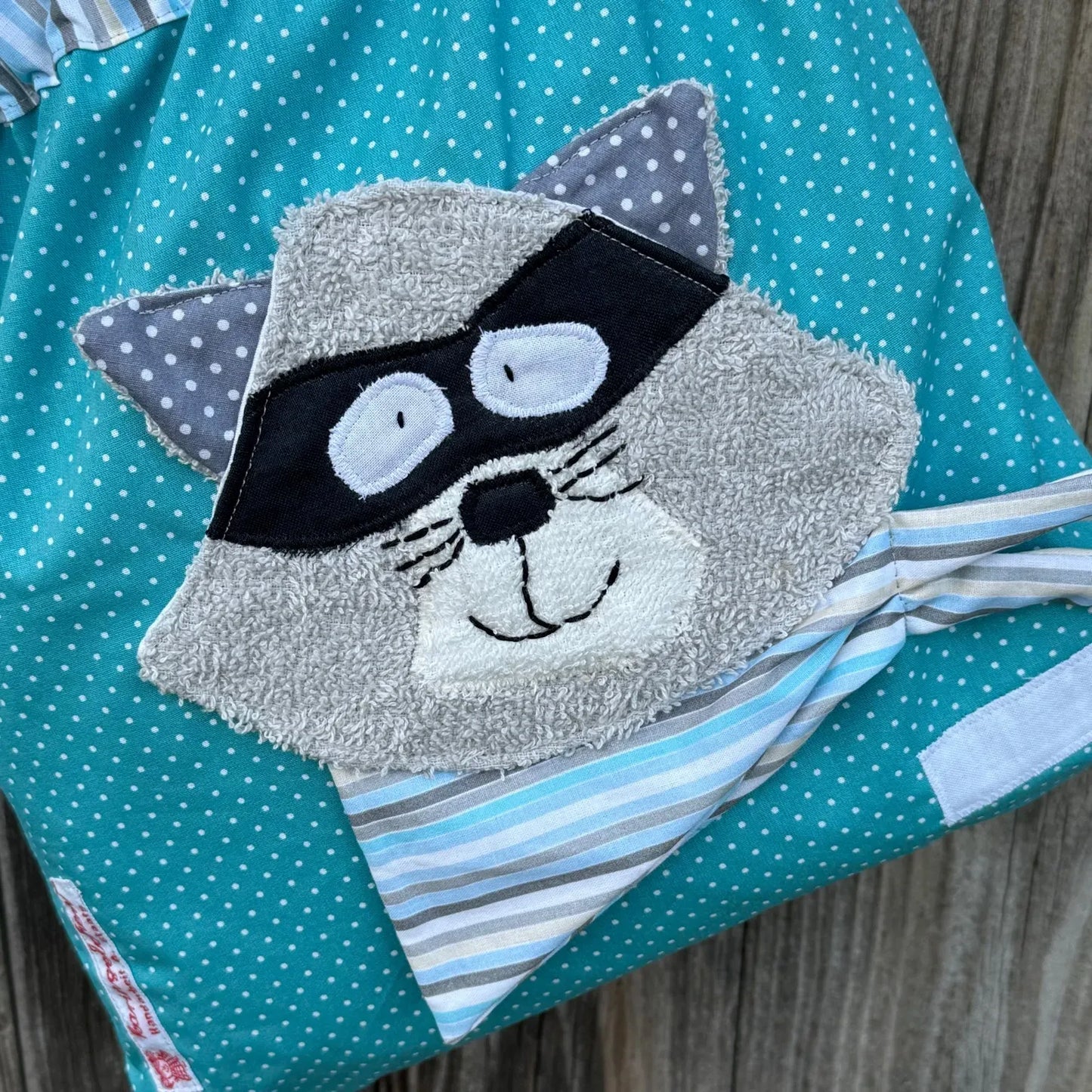 Wetbag „Waschbär“ – handgemacht, wasserabweisend, ideal für Kita, Sport & Reisen