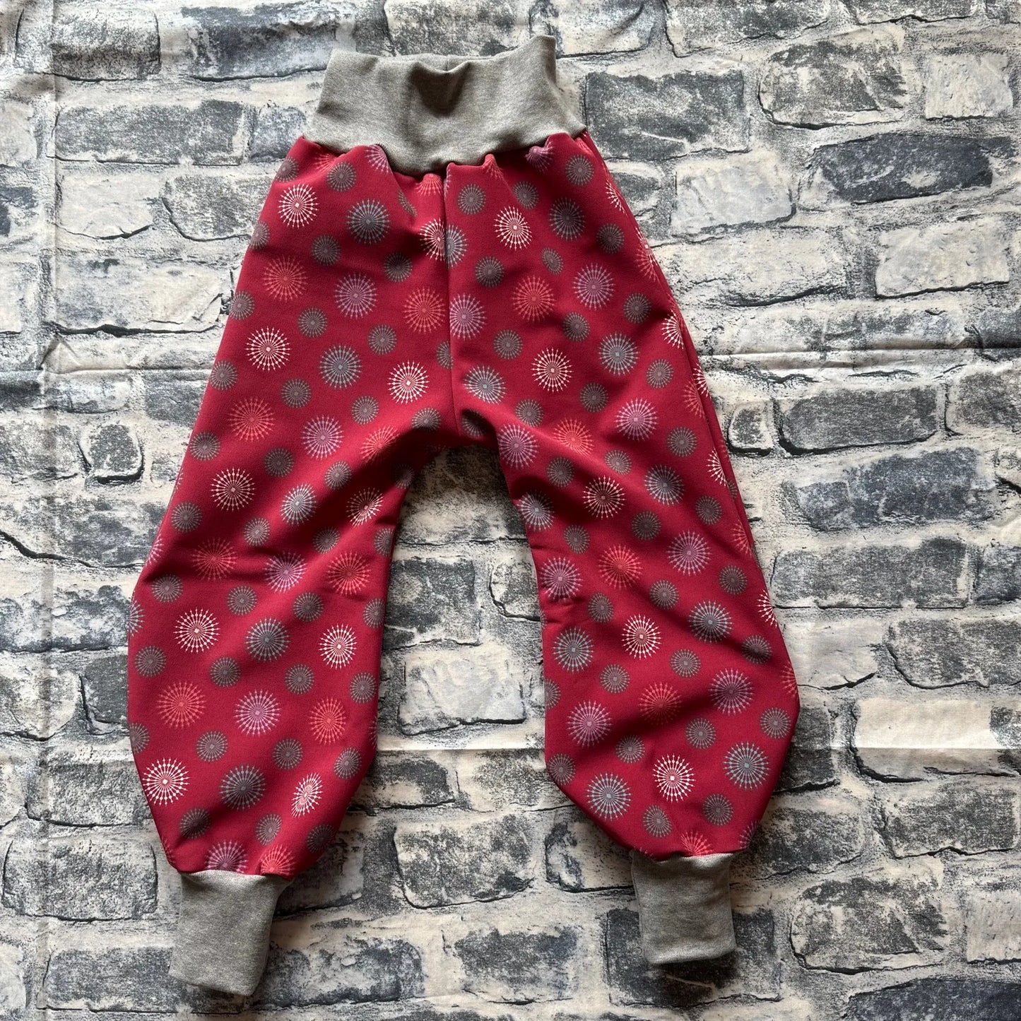 Kinder Softshellhose bordeaux mit Blumen – wasserdicht & atmungsaktiv