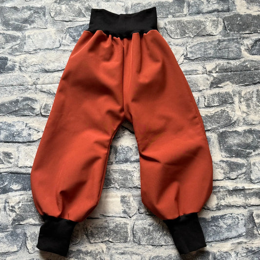 Softshell-Regenhose für Kinder – Rost mit schwarzen Bündchen
