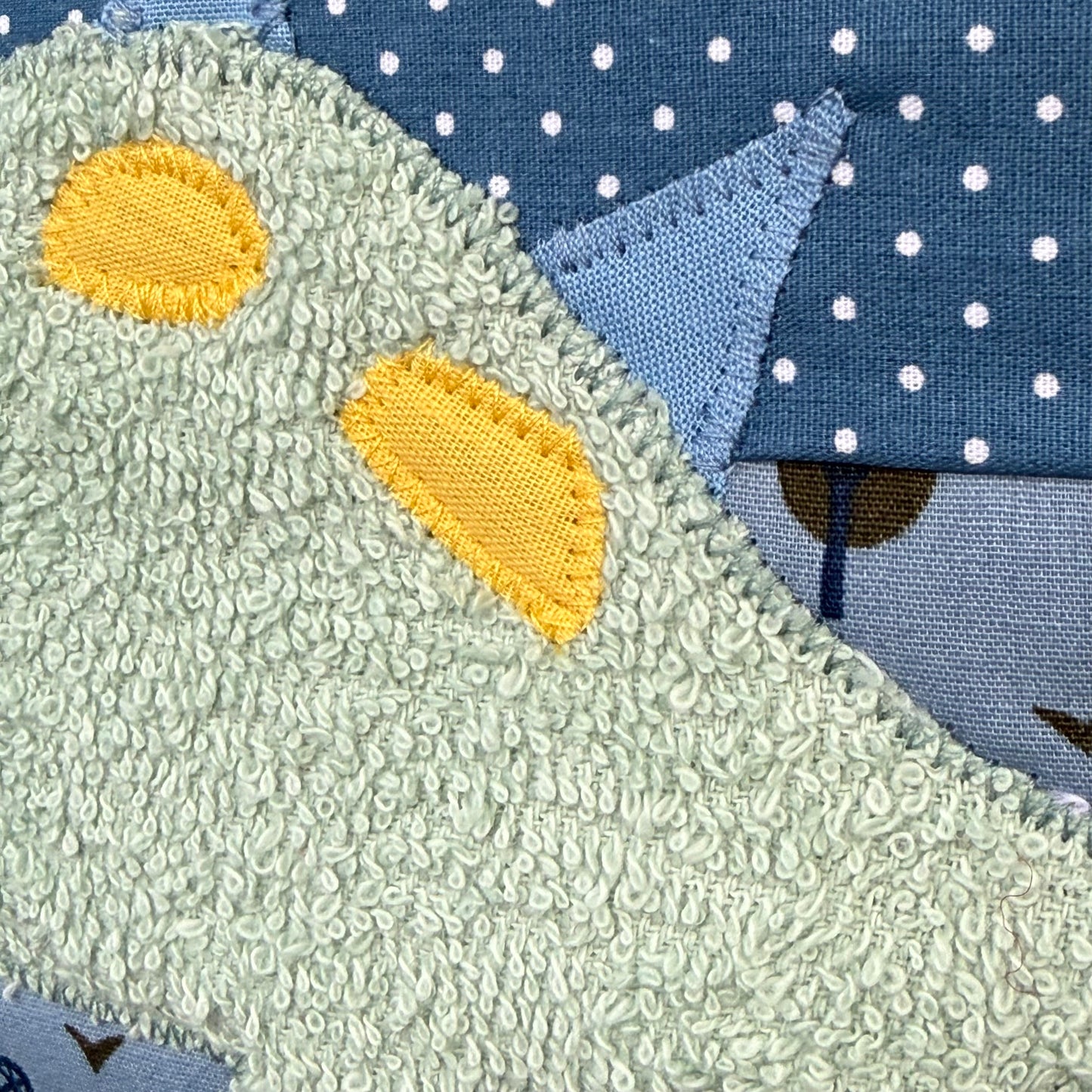 „Kuschelkissen Dino mit Name – Handgemachtes Namenskissen 40x40 cm, Geschenkidee für Kinderzimmer“