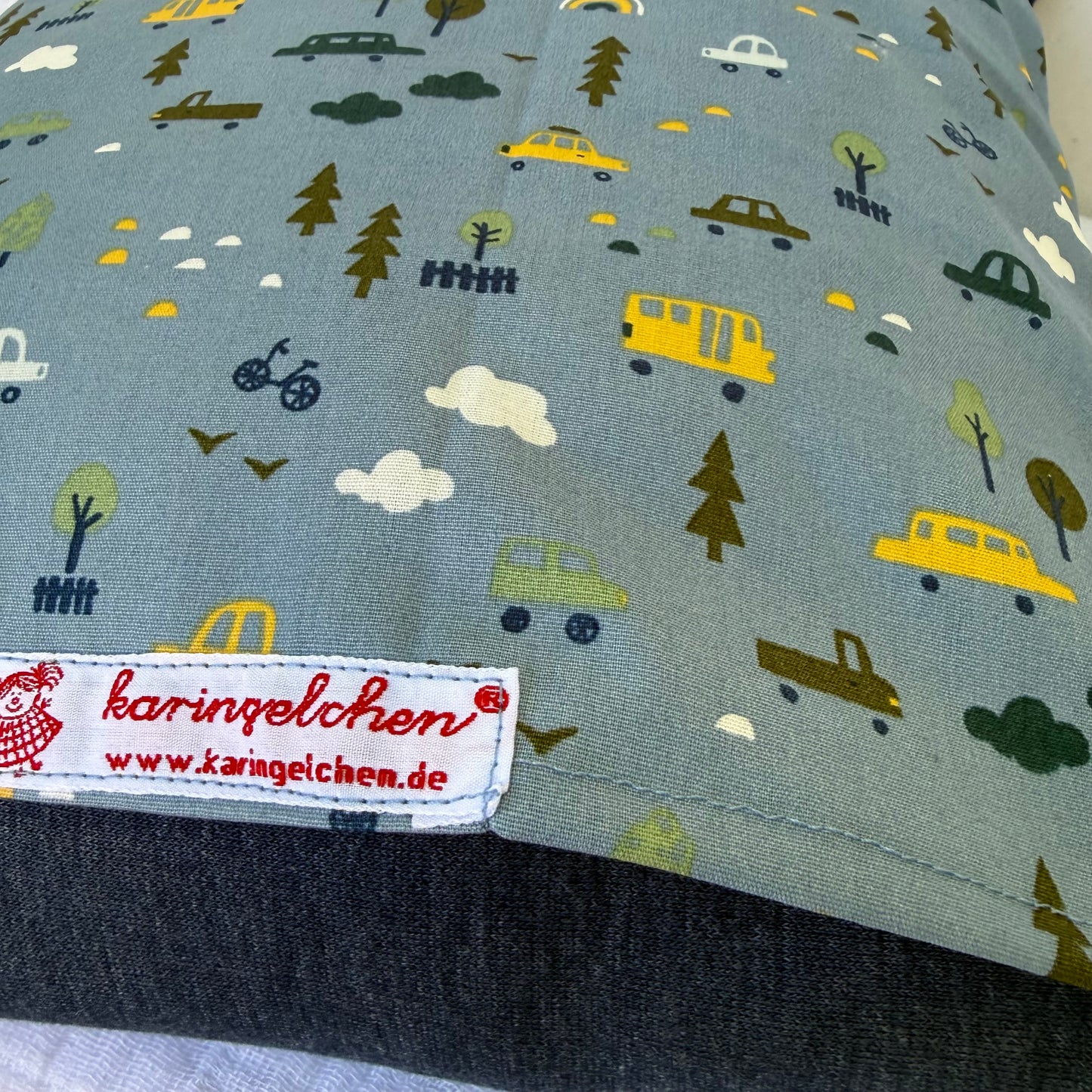 Reisekissen Hund 30x30 cm – Kuschelkissen für Auto, Urlaub & Kinderwagen
