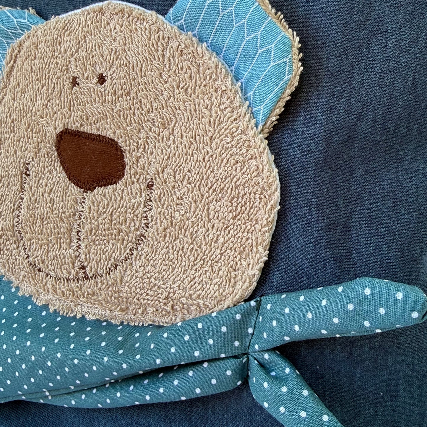 Reisekissen Bär für Kinder – Handgemachtes Kuschelkissen 30x30 cm