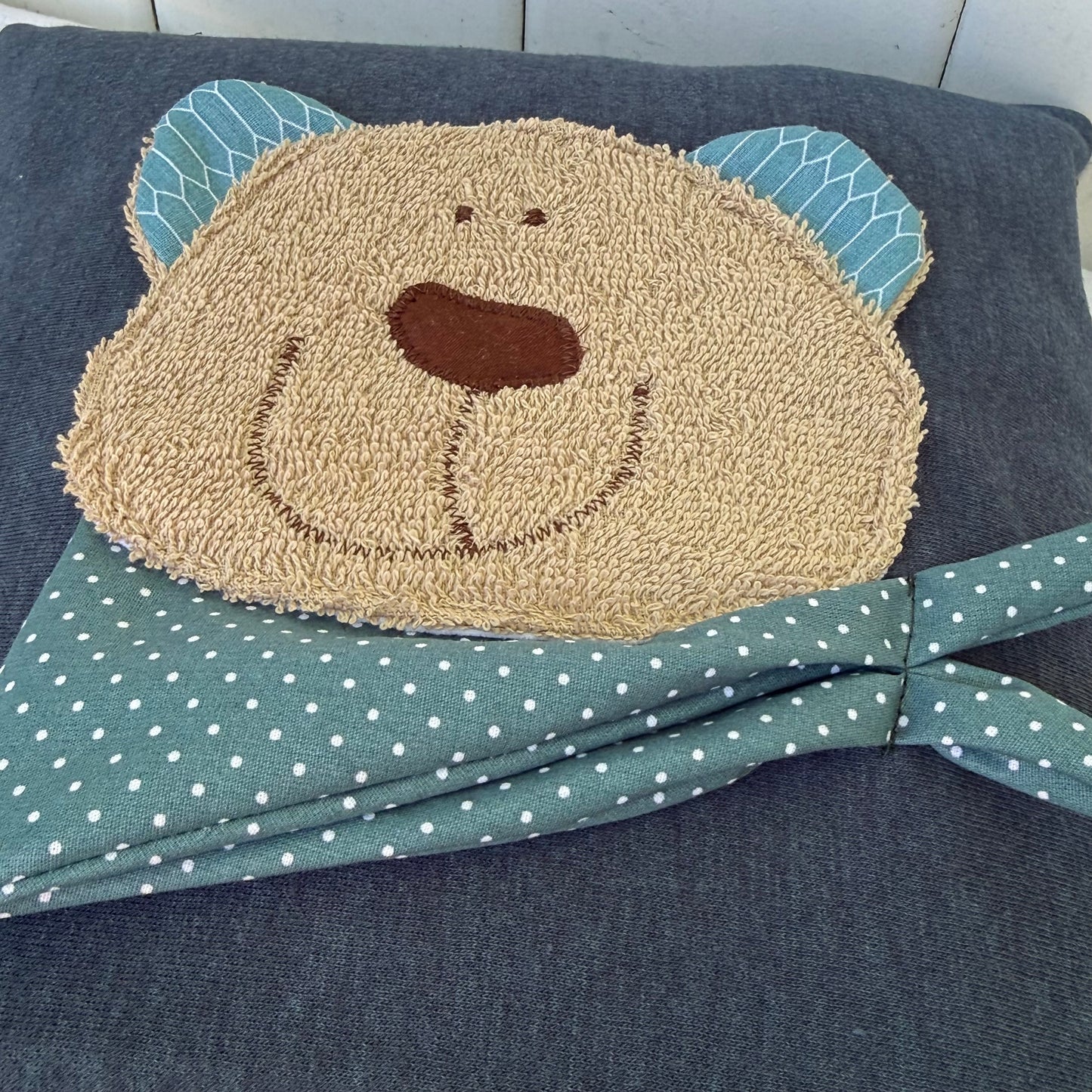 Reisekissen Bär für Kinder – Handgemachtes Kuschelkissen 30x30 cm