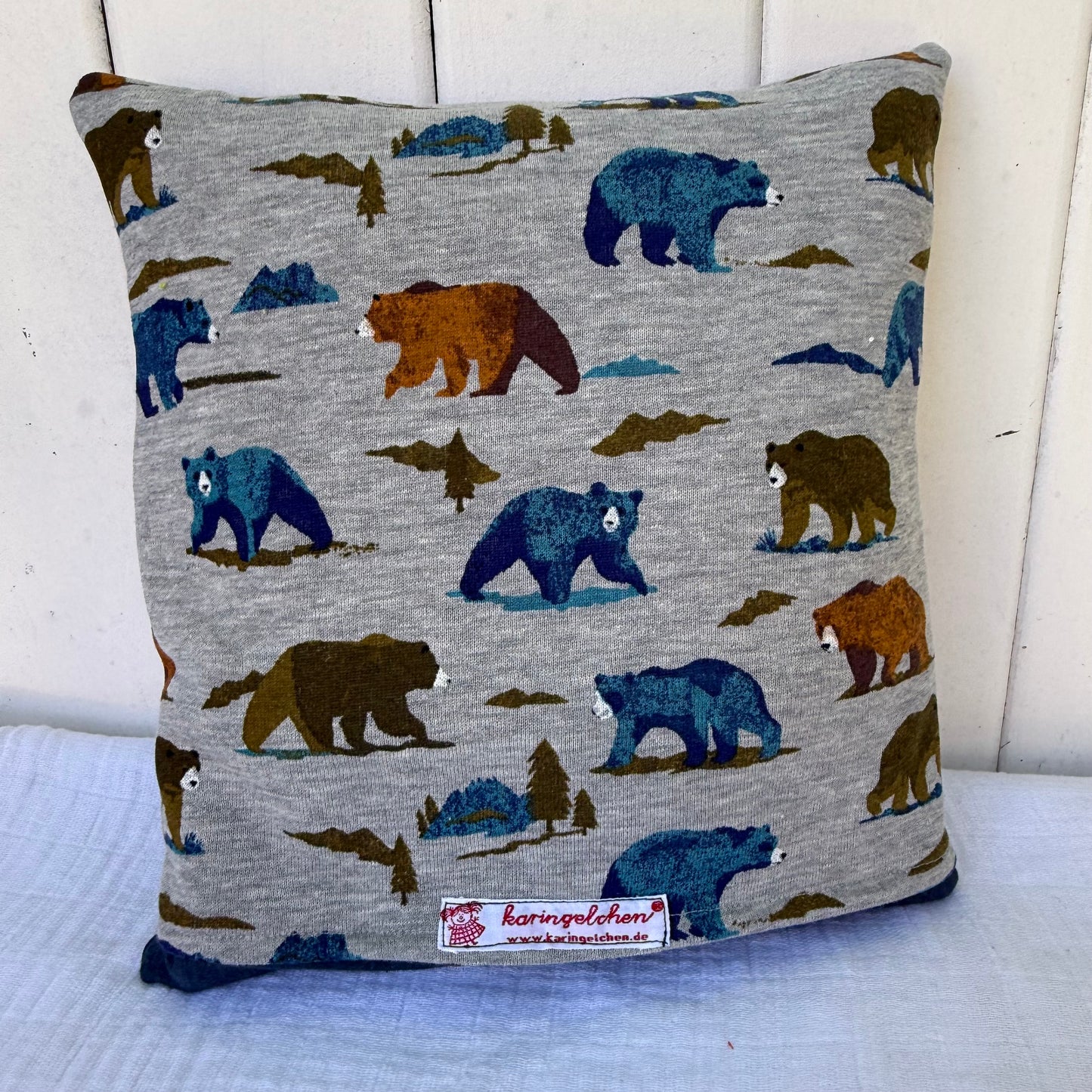 Reisekissen Bär für Kinder – Handgemachtes Kuschelkissen 30x30 cm