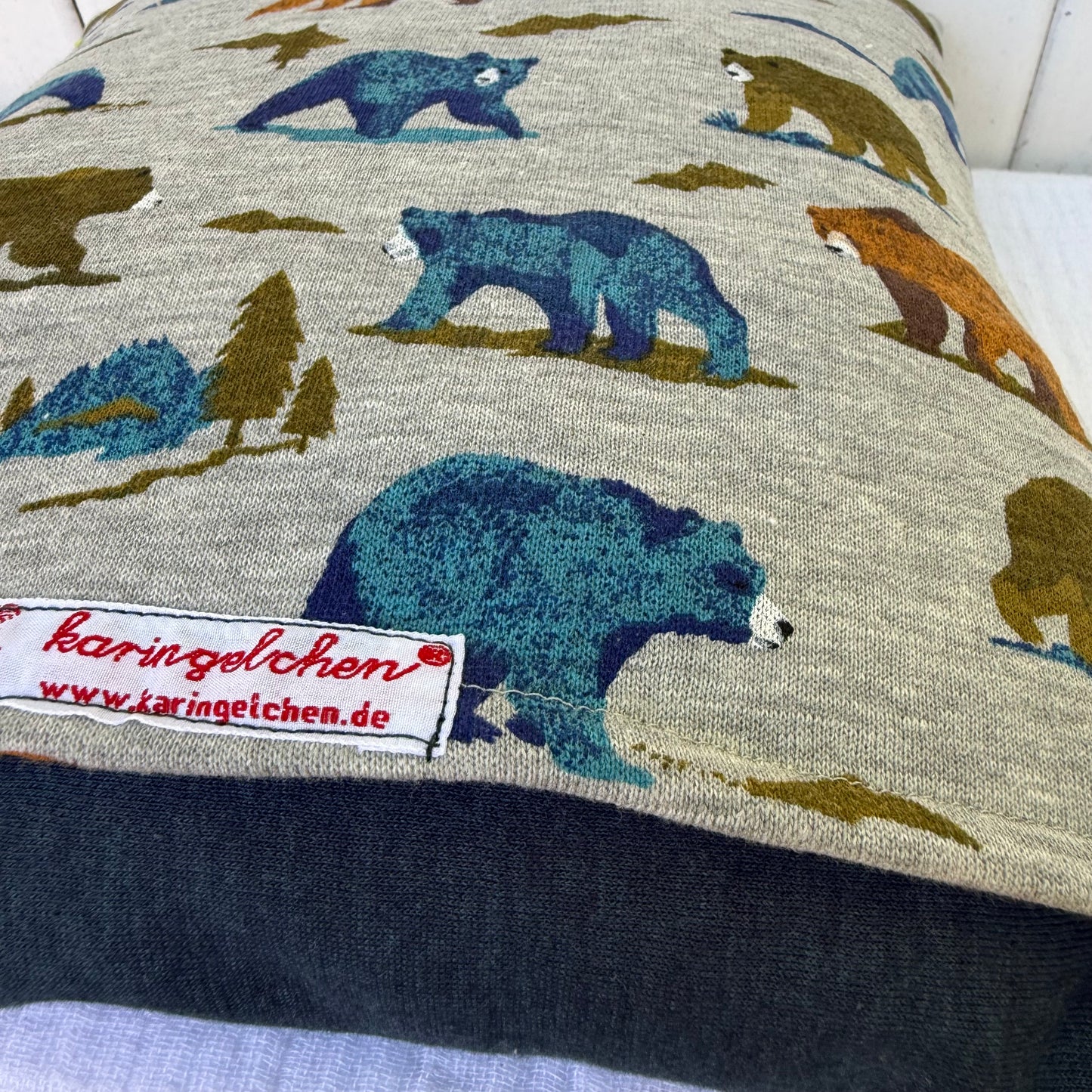 Reisekissen Bär für Kinder – Handgemachtes Kuschelkissen 30x30 cm