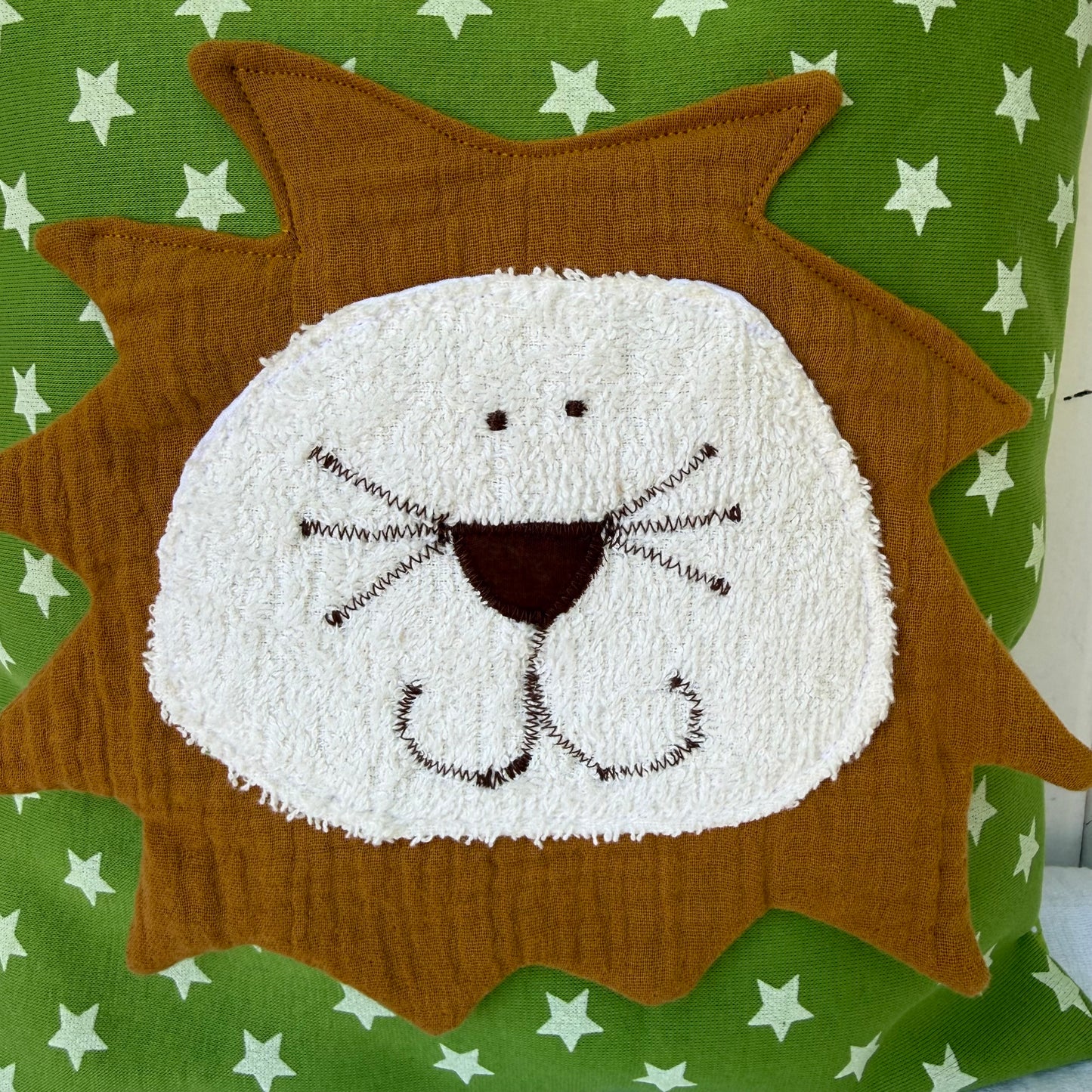 Reisekissen Löwe für Kinder 30x30 cm – Kuschelkissen für Auto, Urlaub & Kinderwagen