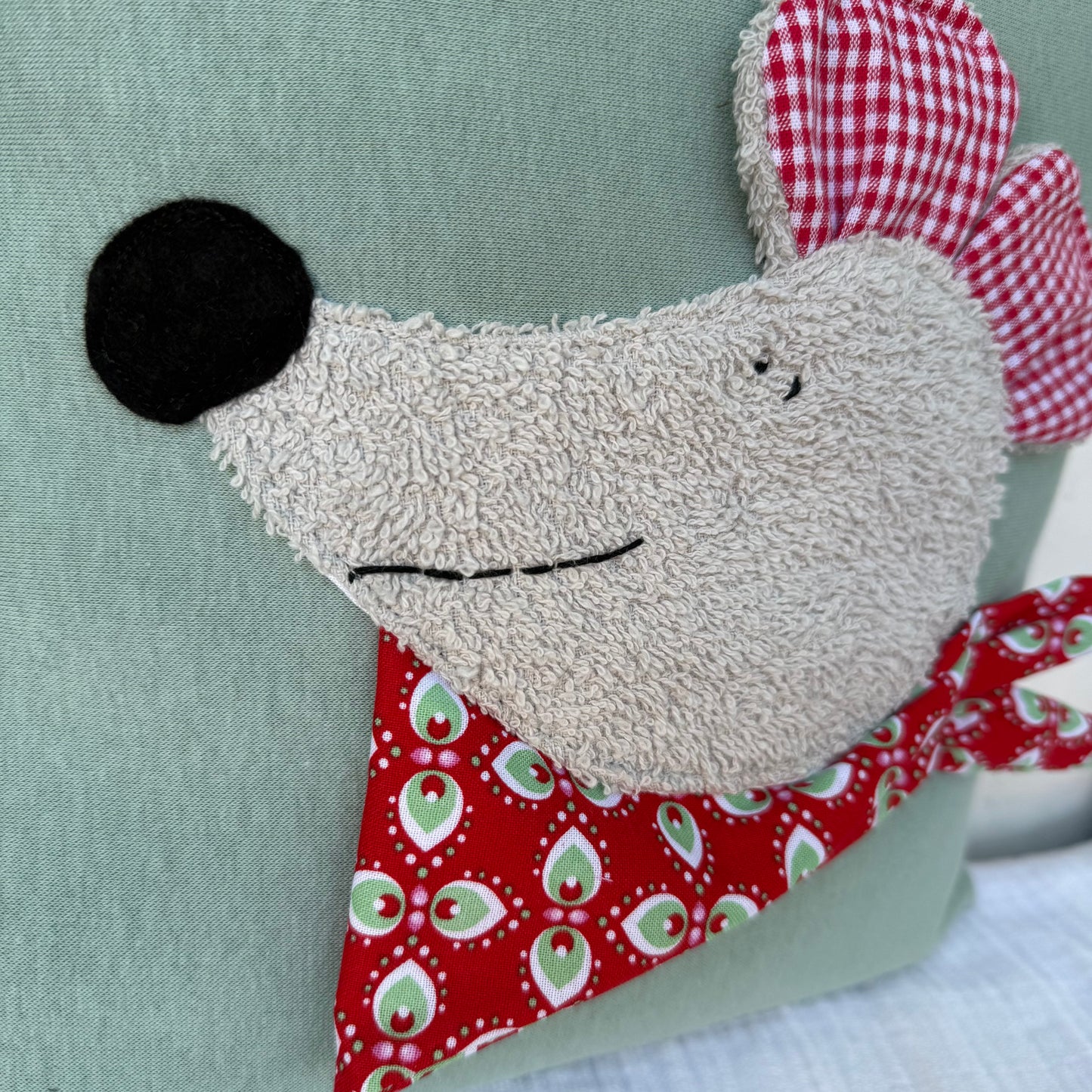 Reisekissen Maus für Kinder – Handgemachtes Kuschelkissen 30x30 cm