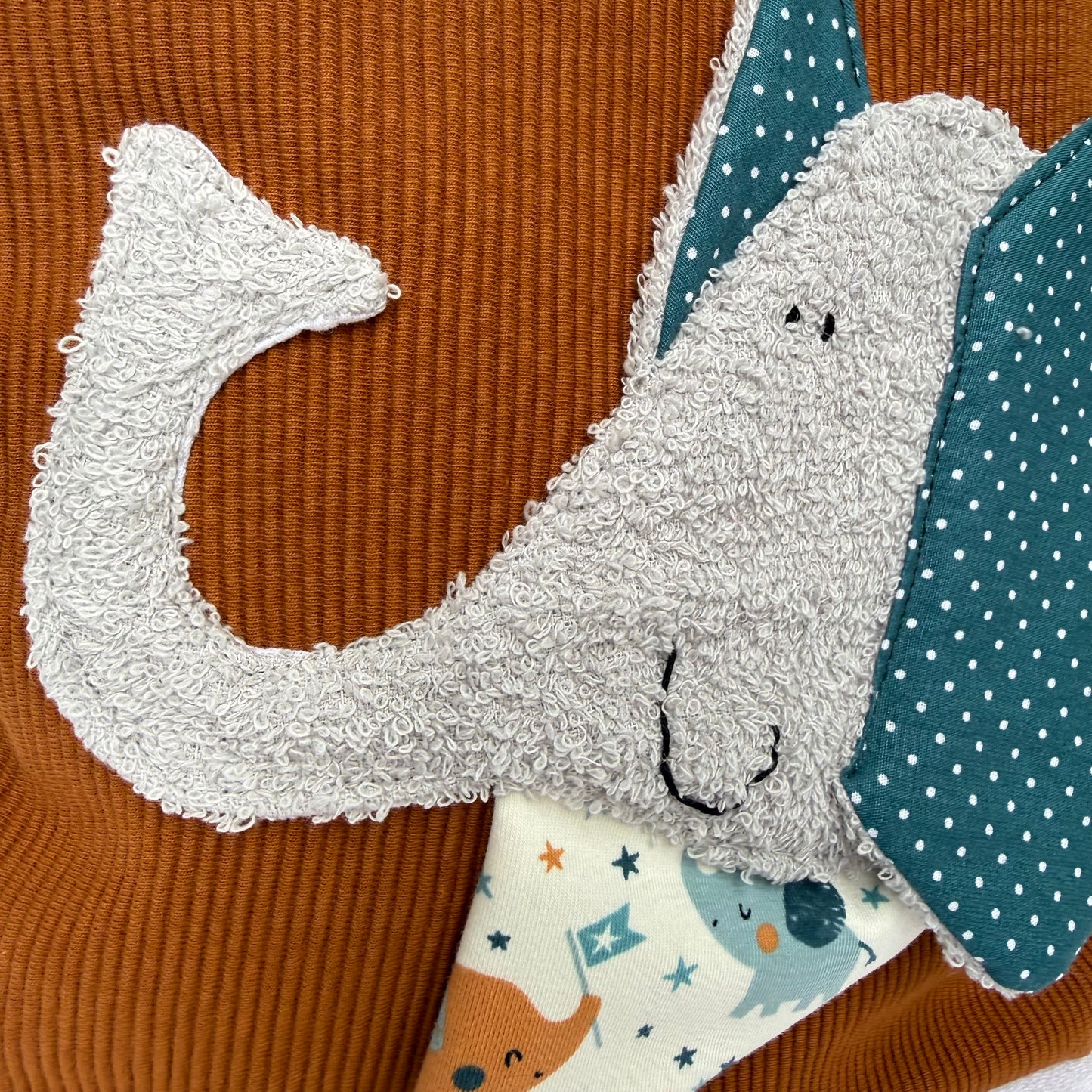 Reisekissen Elefant 30x30 cm – Handgenähtes Kinderkissen für Auto & Urlaub