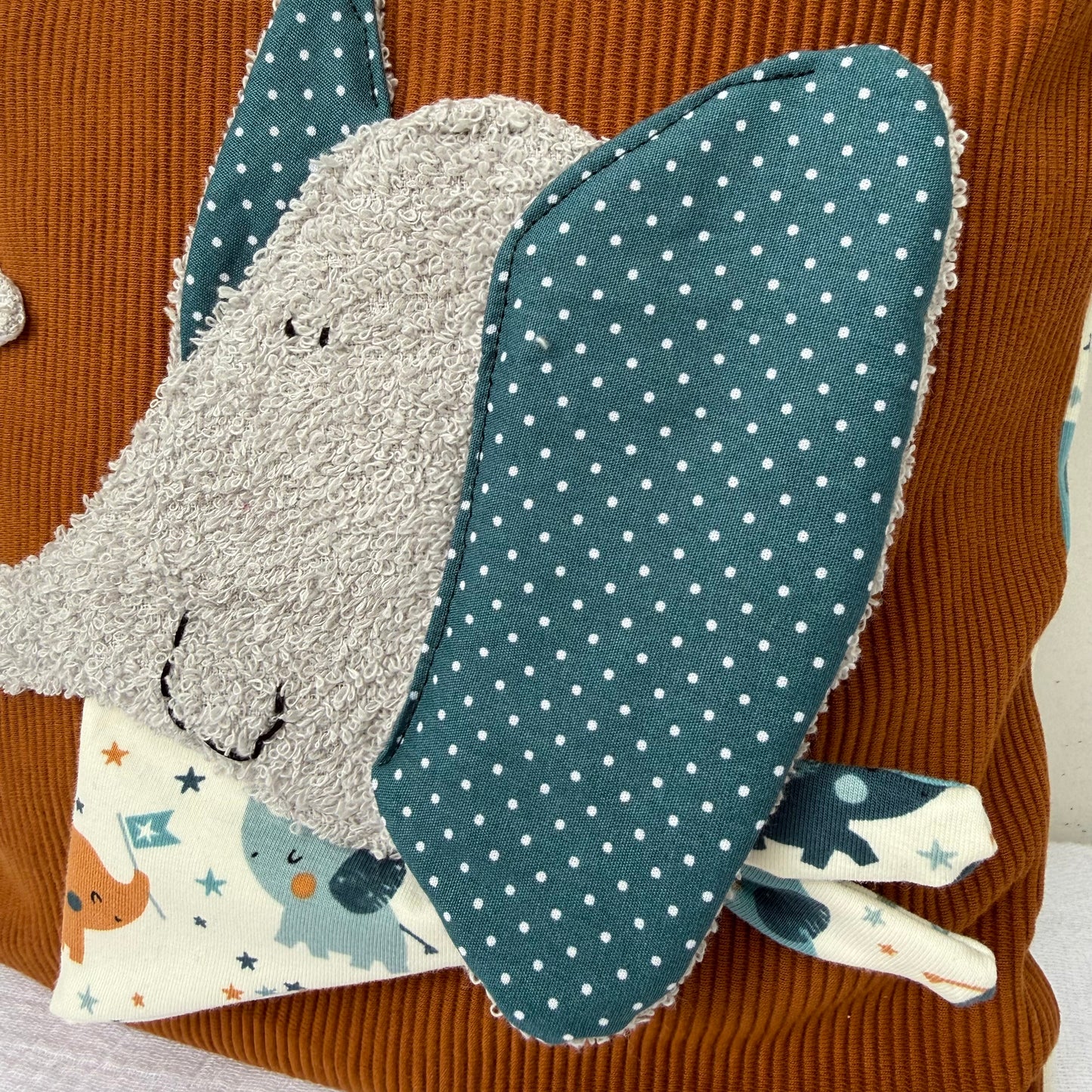 Reisekissen Elefant 30x30 cm – Handgenähtes Kinderkissen für Auto & Urlaub