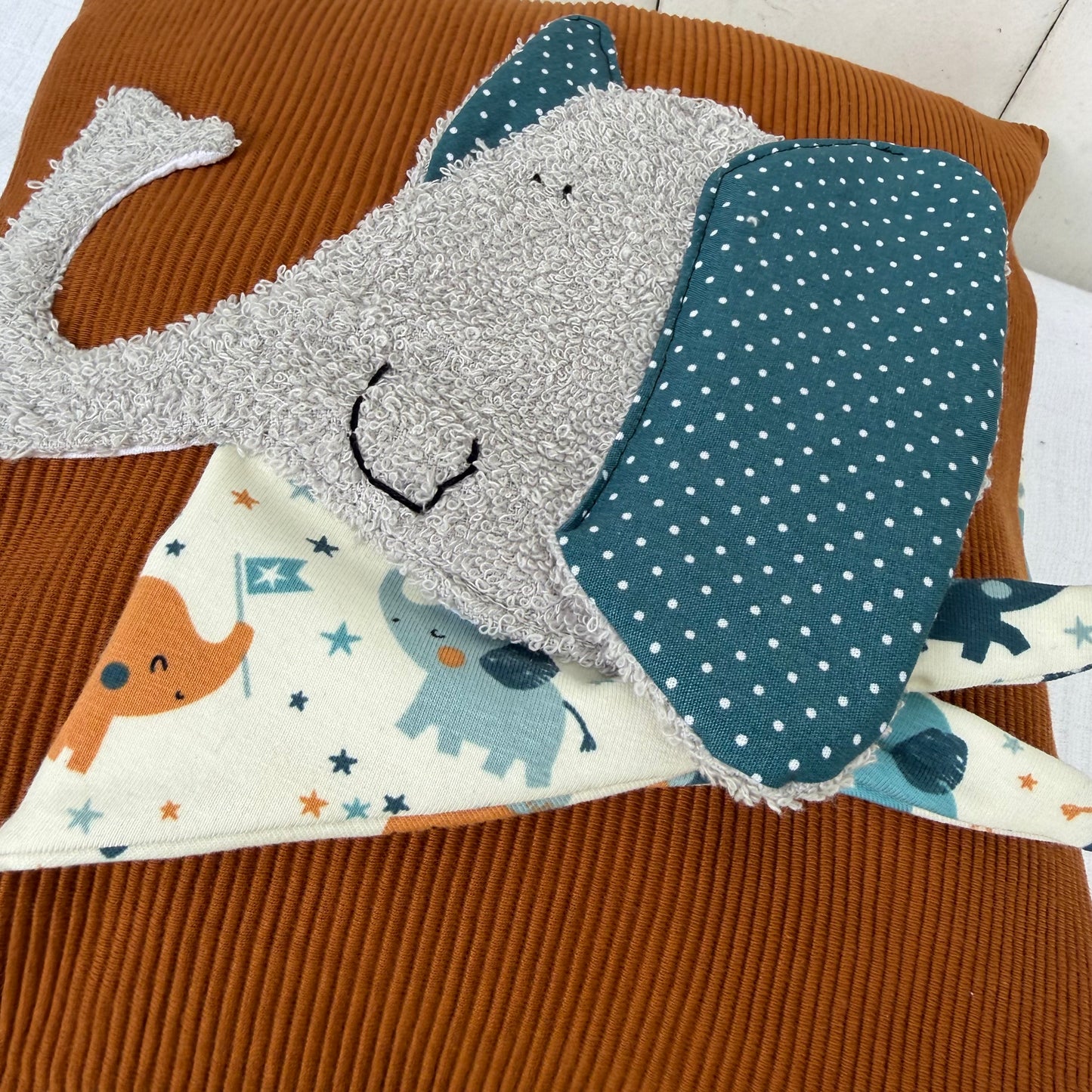 Reisekissen Elefant 30x30 cm – Handgenähtes Kinderkissen für Auto & Urlaub