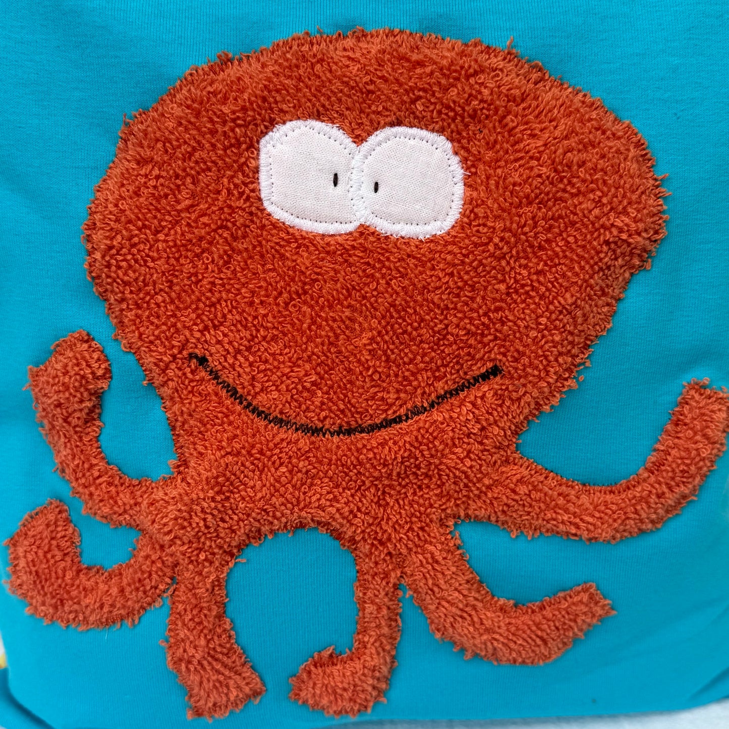 Reisekissen Tintenfisch 30x30 cm – Handgenähtes Kinderkissen für Auto, Urlaub & Ausflüge