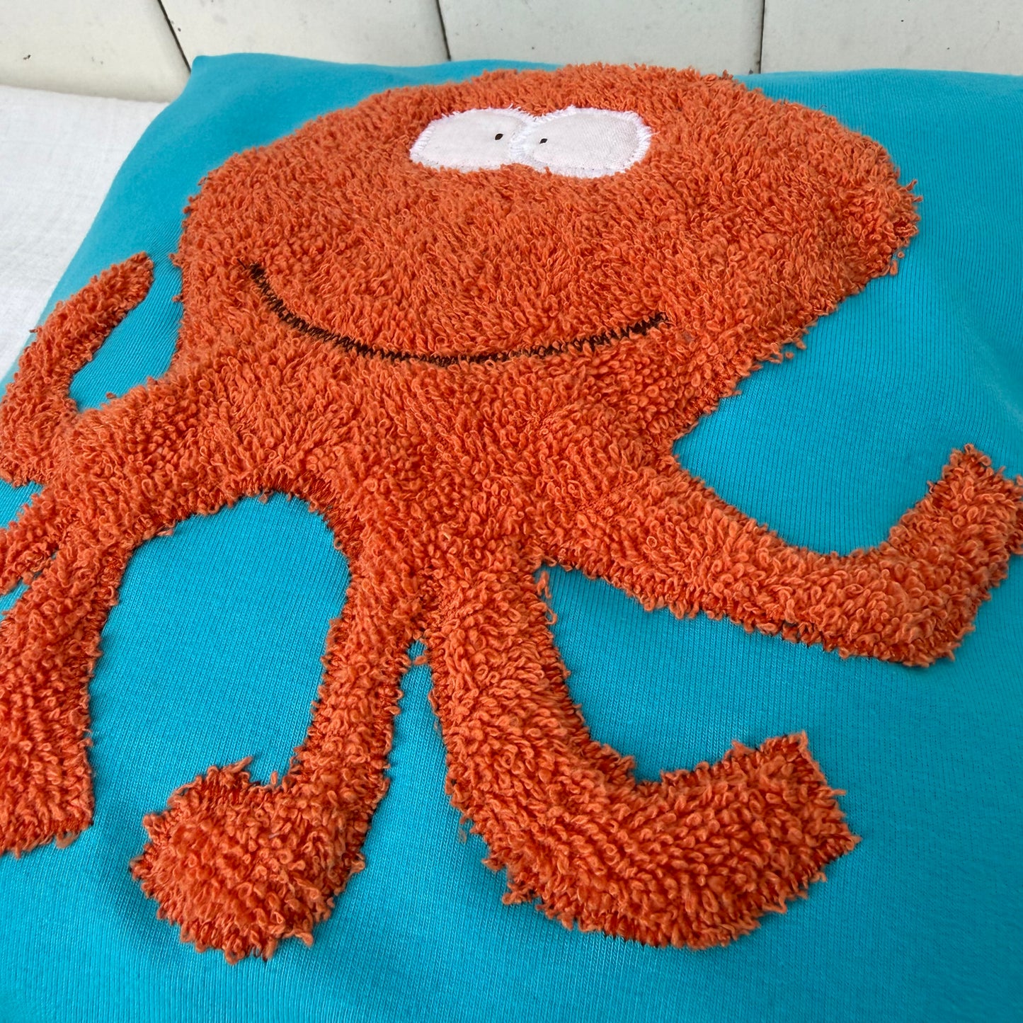 Reisekissen Tintenfisch 30x30 cm – Handgenähtes Kinderkissen für Auto, Urlaub & Ausflüge