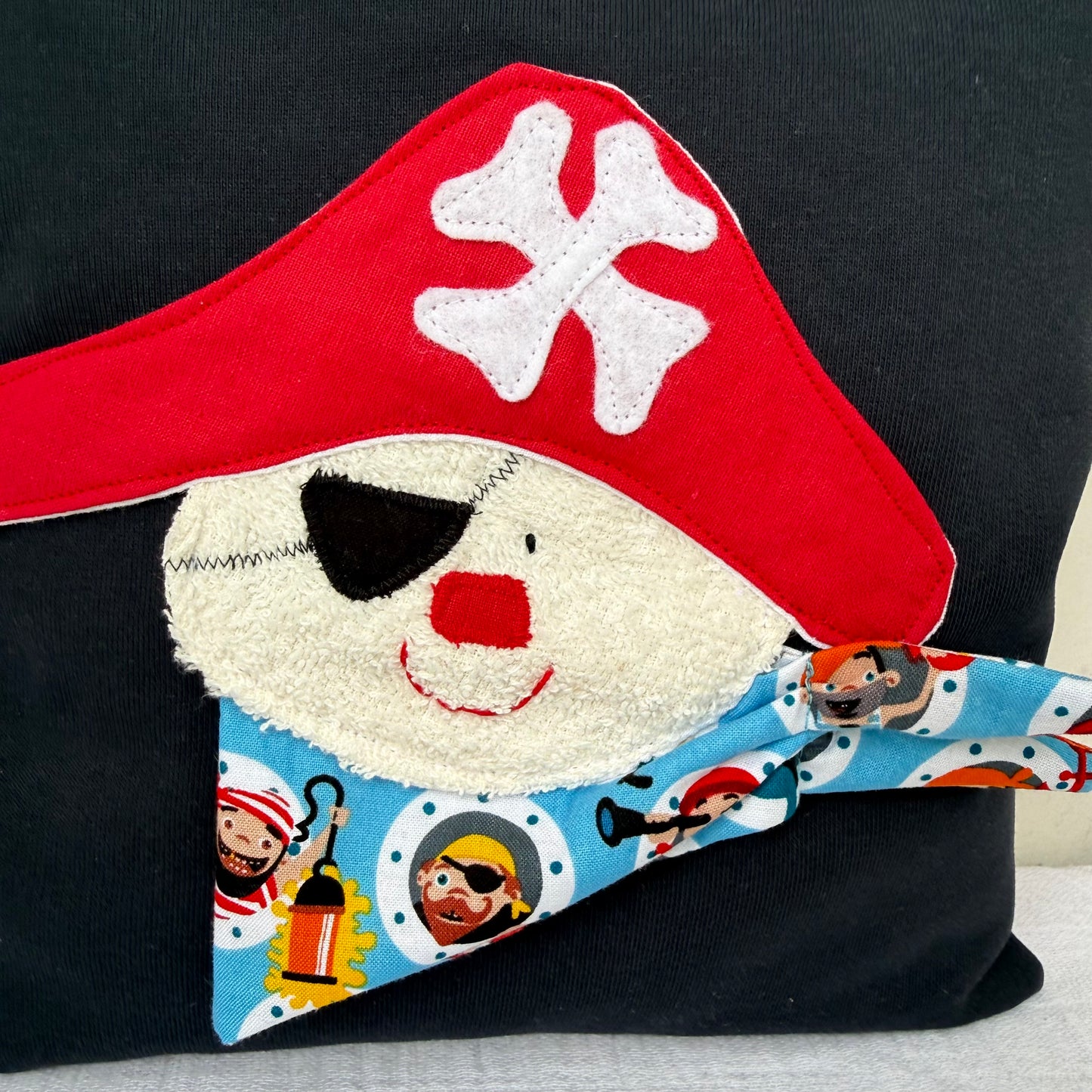 Reisekissen Pirat 30x30 cm – Handgenähtes Kinderkissen für Auto, Urlaub & Kindergarten