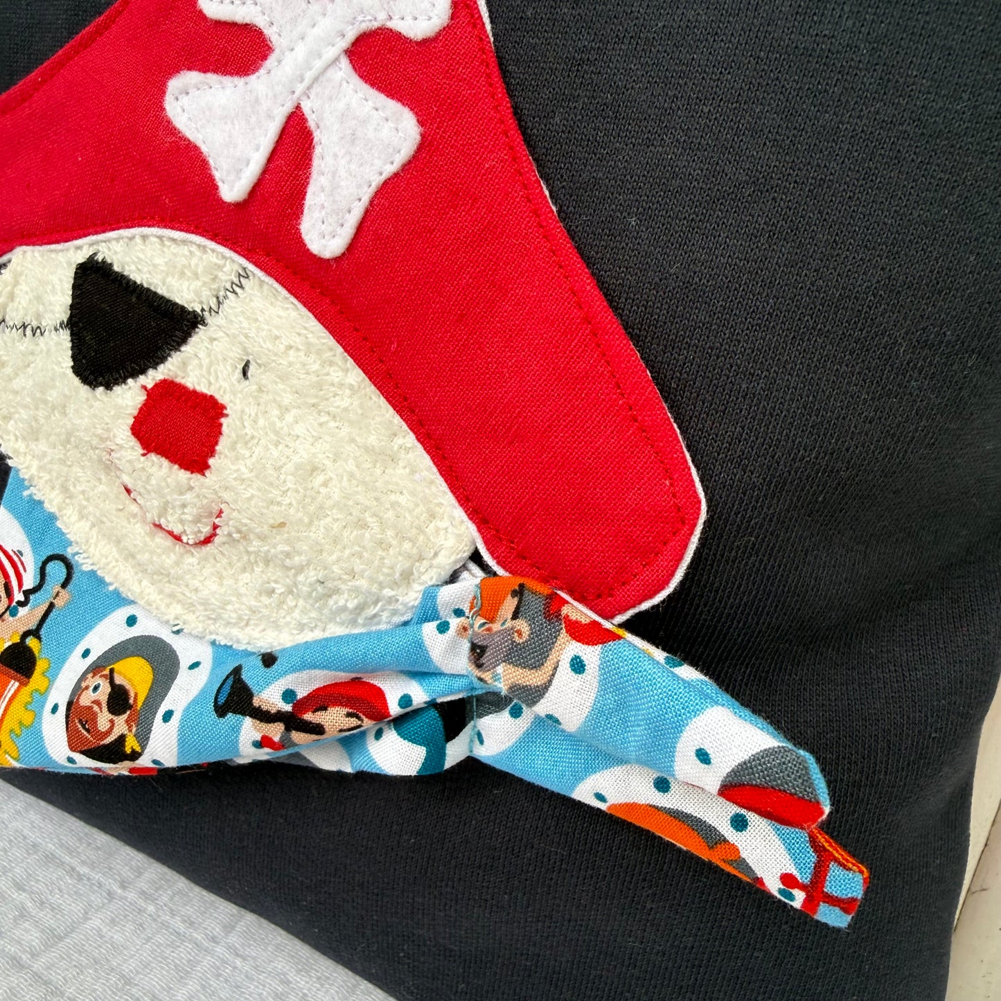 Reisekissen Pirat 30x30 cm – Handgenähtes Kinderkissen für Auto, Urlaub & Kindergarten