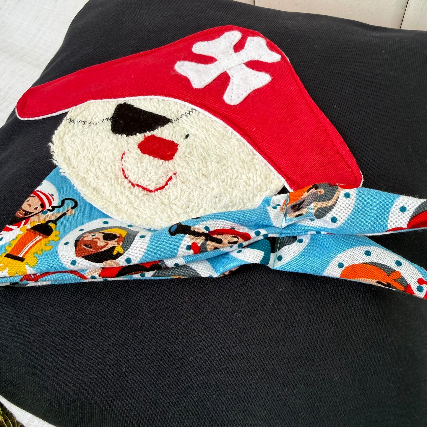 Reisekissen Pirat 30x30 cm – Handgenähtes Kinderkissen für Auto, Urlaub & Kindergarten