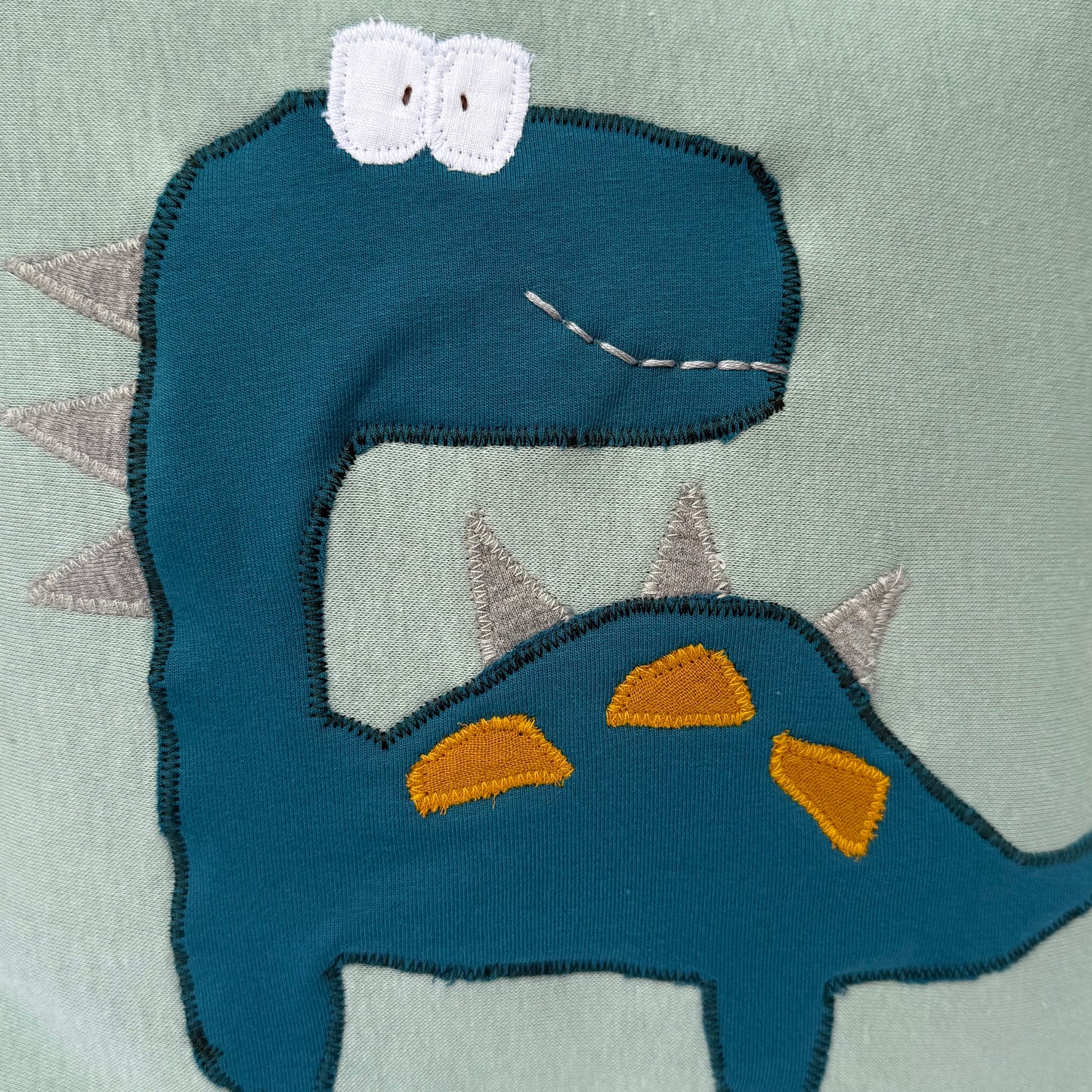 Reisekissen Dino 30x30 cm – Handgenähtes Kinderkissen für Auto, Urlaub & Kindergarten