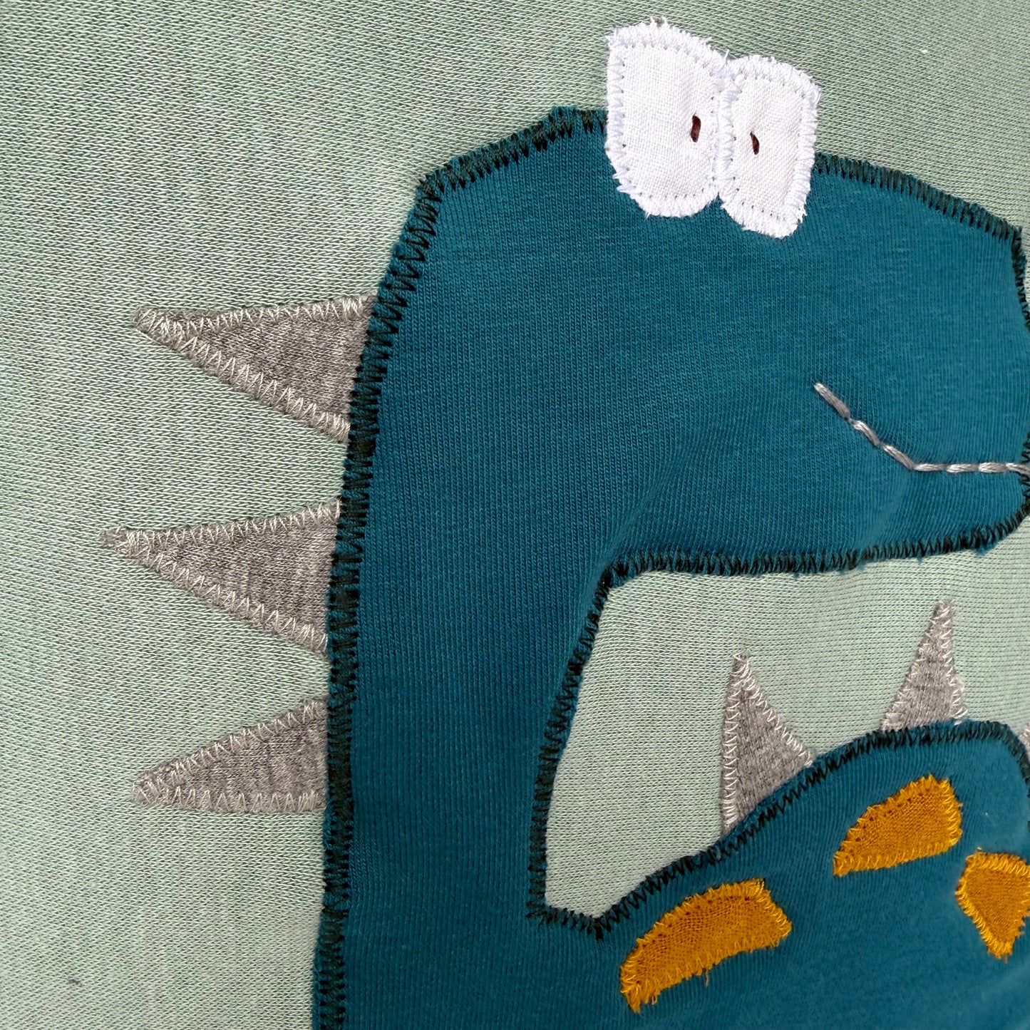 Reisekissen Dino 30x30 cm – Handgenähtes Kinderkissen für Auto, Urlaub & Kindergarten