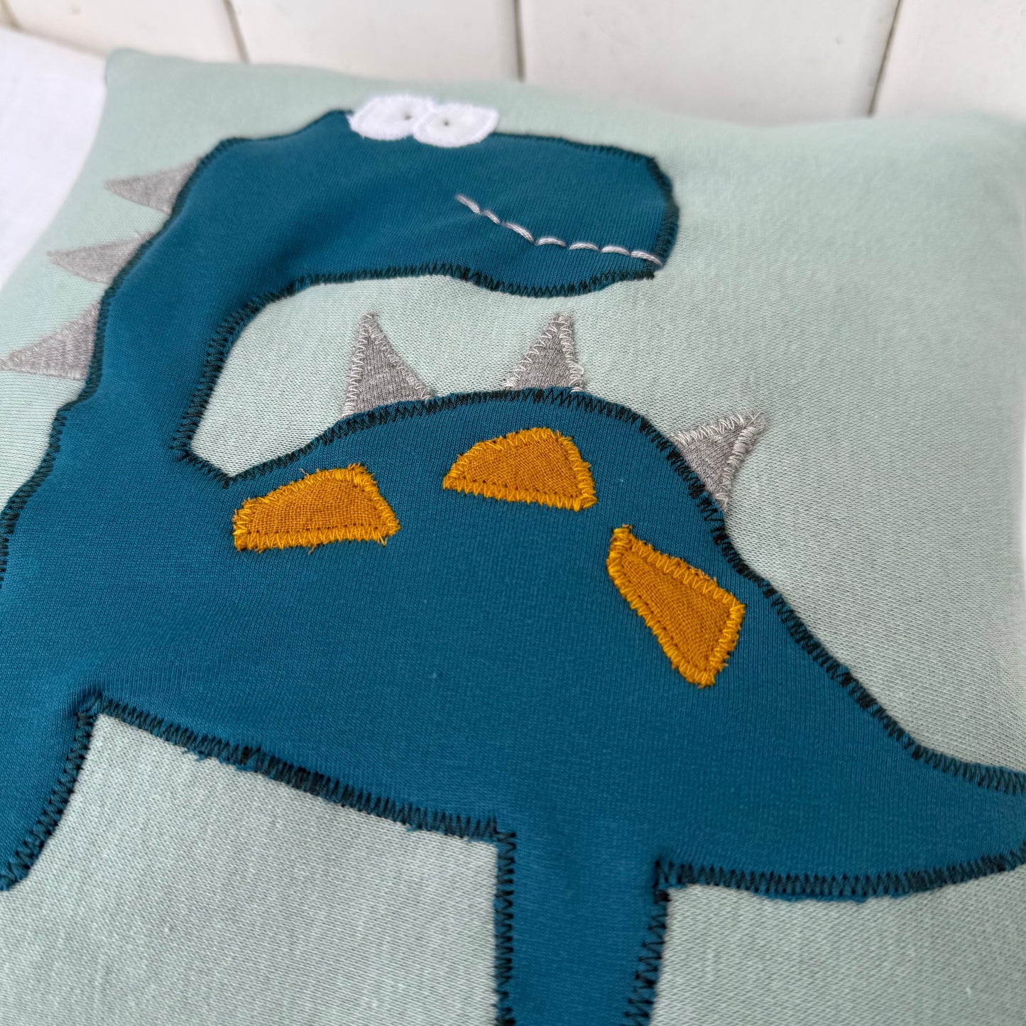 Reisekissen Dino 30x30 cm – Handgenähtes Kinderkissen für Auto, Urlaub & Kindergarten