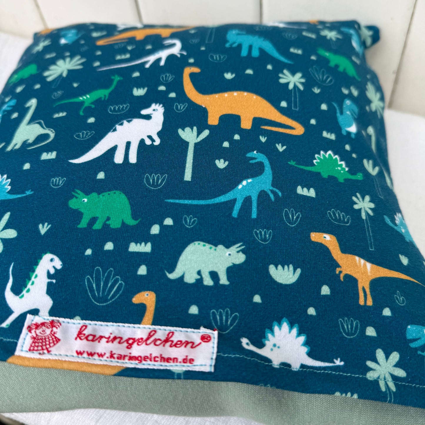 Reisekissen Dino 30x30 cm – Handgenähtes Kinderkissen für Auto, Urlaub & Kindergarten