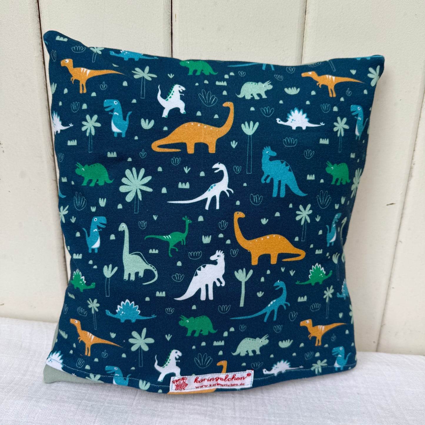 Reisekissen Dino 30x30 cm – Handgenähtes Kinderkissen für Auto, Urlaub & Kindergarten