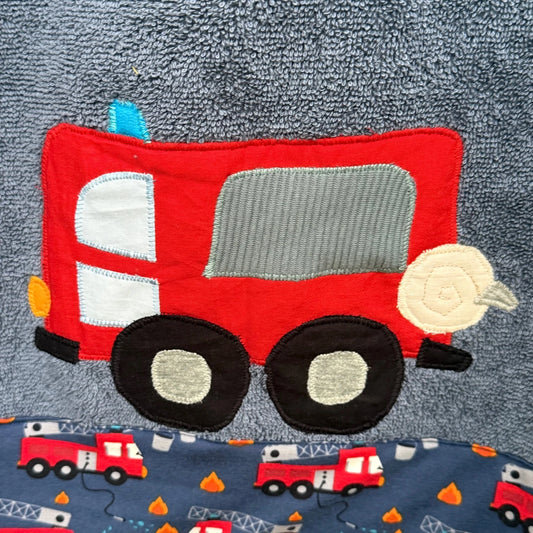 🔥 Personalisiertes Duschtuch Feuerwehr – Handmade Kinderhandtuch mit Namen | Geschenk für kleine Helden