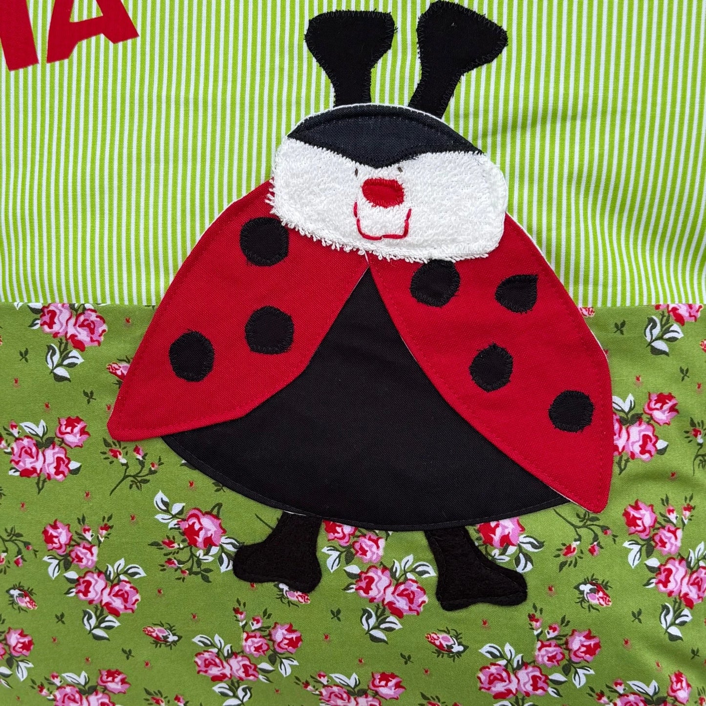 Namenskissen „Marienkäfer“ – handgemacht & personalisierbar, Kuschelkissen fürs Kinderzimmer
