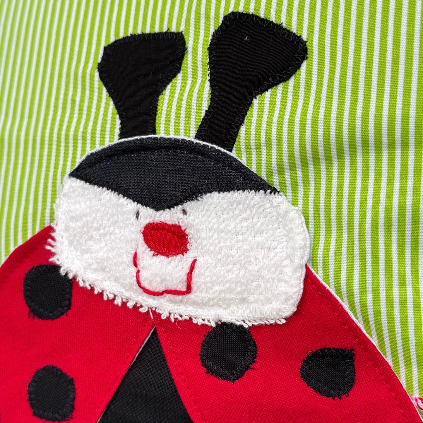 Namenskissen „Marienkäfer“ – handgemacht & personalisierbar, Kuschelkissen fürs Kinderzimmer