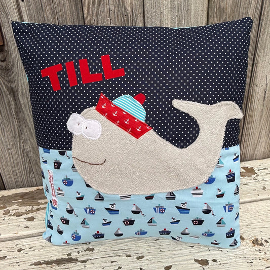 Kuschelkissen 40×40 cm „Wal“ – personalisiert | Handmade mit Hotelverschluss