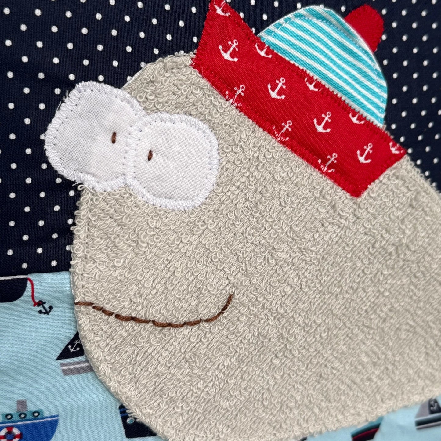 Kuschelkissen 40×40 cm „Wal“ – personalisiert | Handmade mit Hotelverschluss