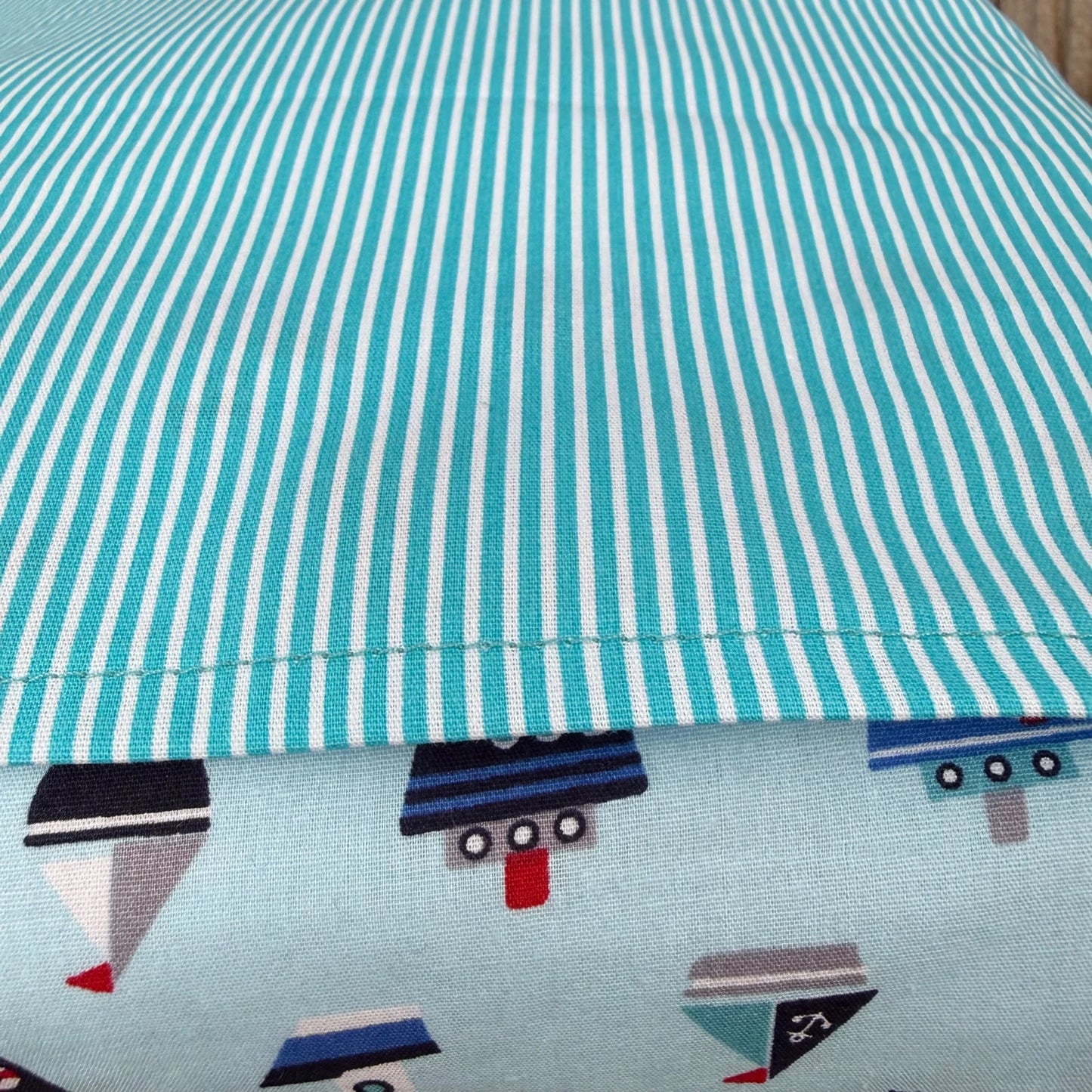 Kuschelkissen 40×40 cm „Wal“ – personalisiert | Handmade mit Hotelverschluss