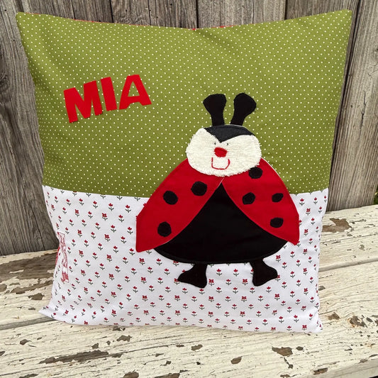 Personalisiertes Kuschelkissen „Marienkäfer“ – 40×40 cm, handmade & farbenfroh