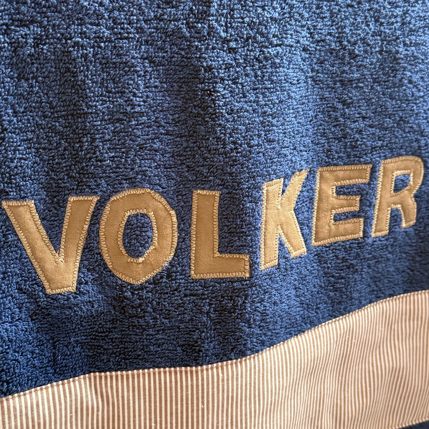 Duschtuch Faultier personalisiert – Handtuch mit Namen & Stickerei | Hochwertige Baumwolle