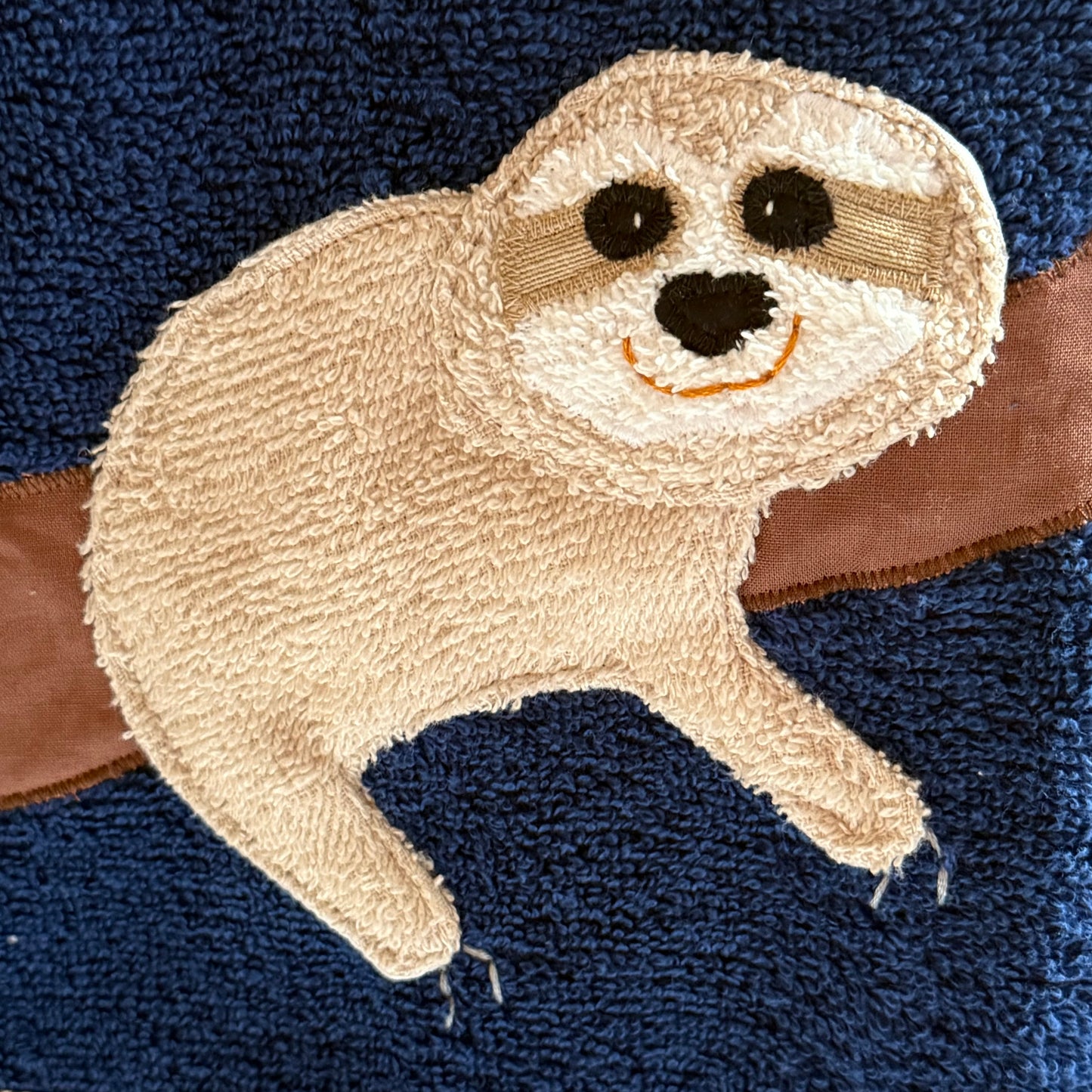 Duschtuch Faultier personalisiert – Handtuch mit Namen & Stickerei | Hochwertige Baumwolle