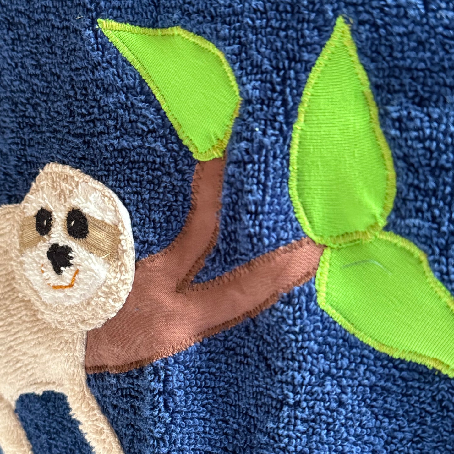 Duschtuch Faultier personalisiert – Handtuch mit Namen & Stickerei | Hochwertige Baumwolle