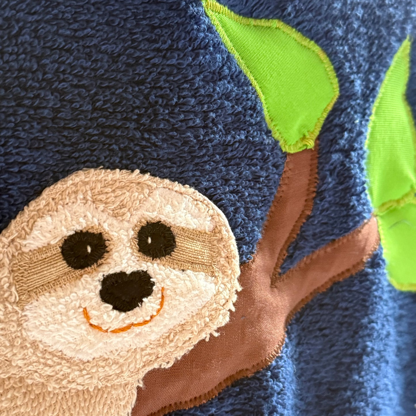 Duschtuch Faultier personalisiert – Handtuch mit Namen & Stickerei | Hochwertige Baumwolle