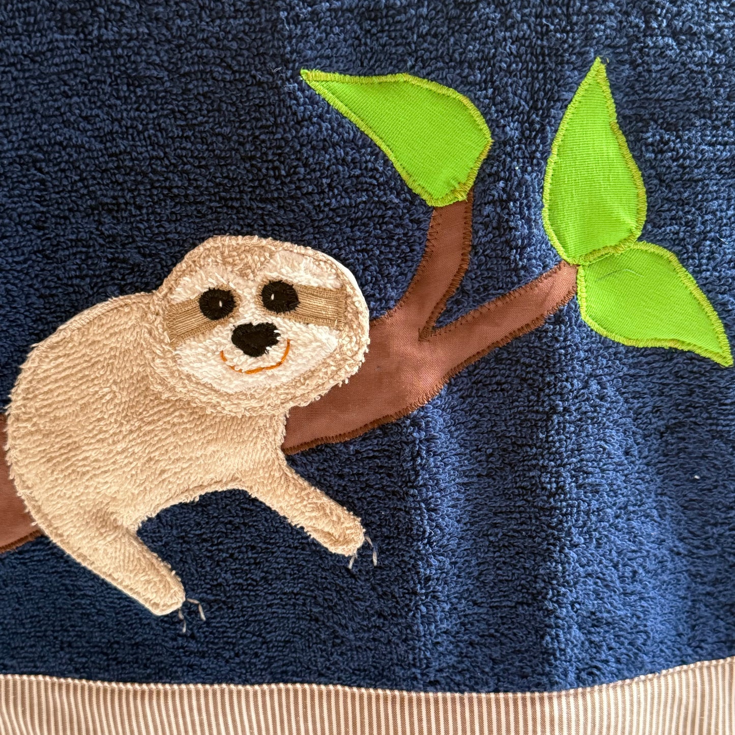 Duschtuch Faultier personalisiert – Handtuch mit Namen & Stickerei | Hochwertige Baumwolle