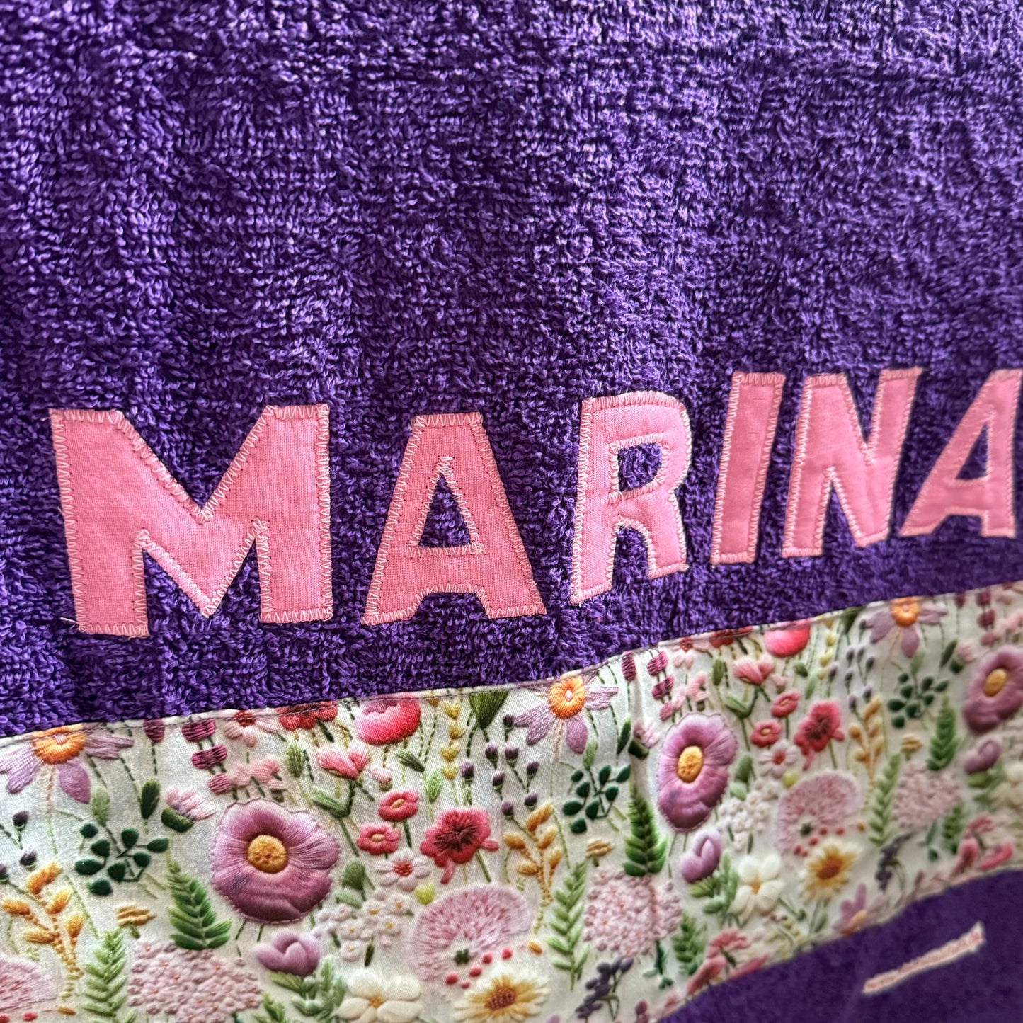 Personalisierbares Duschtuch 70x140 cm – Lila mit Schildkröte & Namen