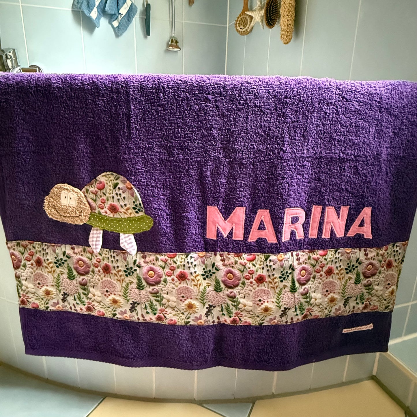 Personalisierbares Duschtuch 70x140 cm – Lila mit Schildkröte & Namen
